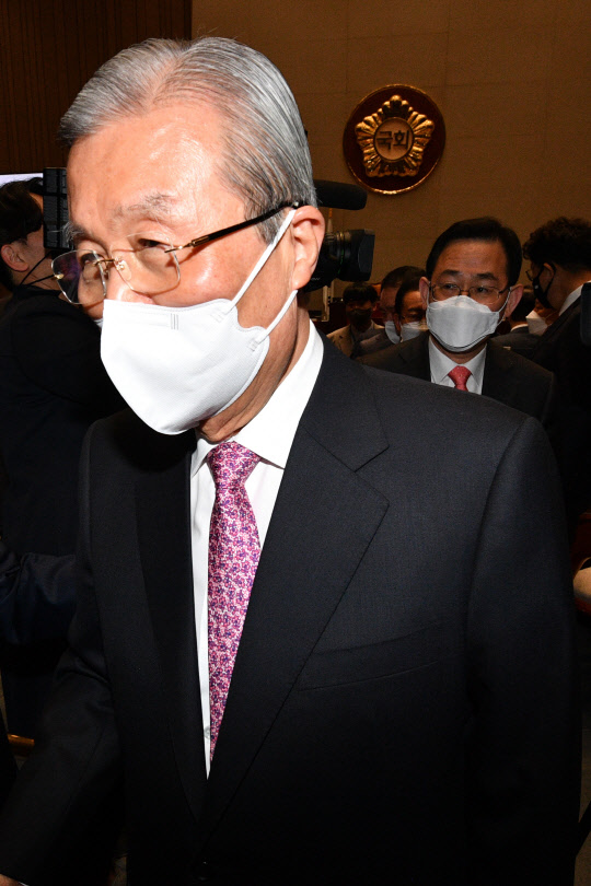 김종인 국민의힘 비상대책위원장이 8일 서울 여의도 국회에서 퇴임사를 발표한 뒤 당 의원총회에 참석, 의원들과 인사를 마치고 국회를 나서고 있다.[사진=연합뉴스]